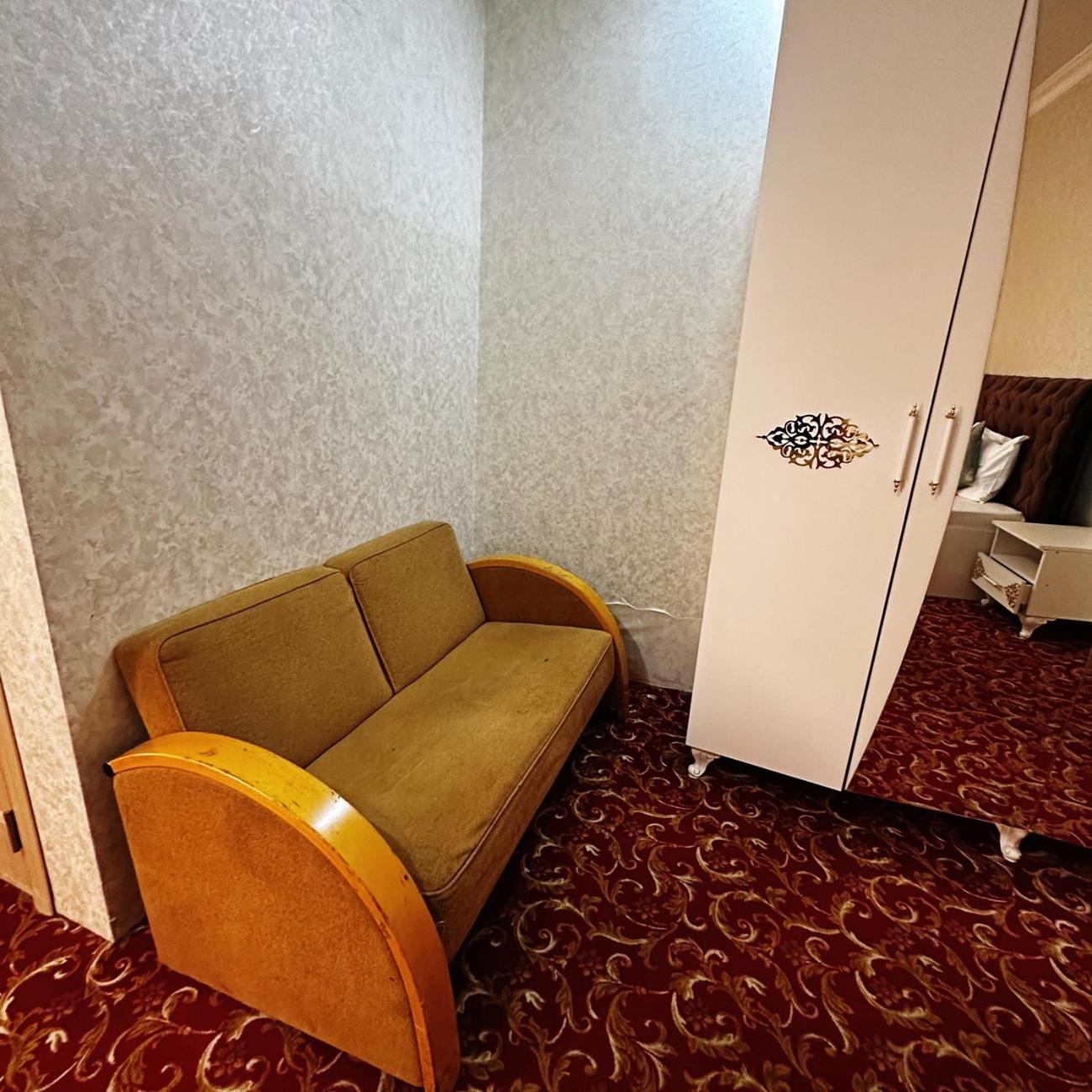 Avi Hotel Bakoe Buitenkant foto