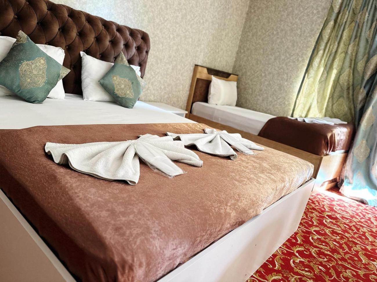 Avi Hotel Bakoe Buitenkant foto