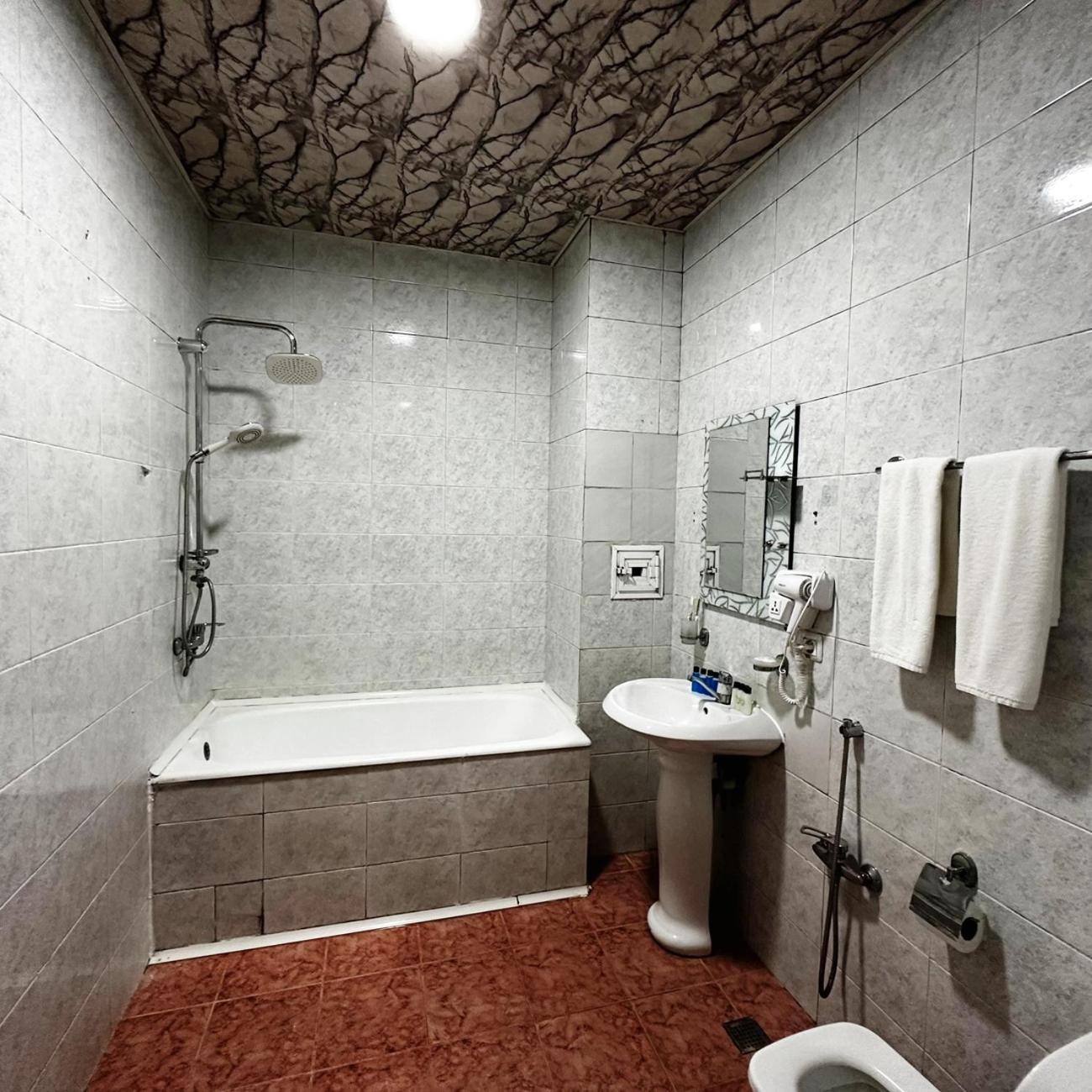 Avi Hotel Bakoe Buitenkant foto