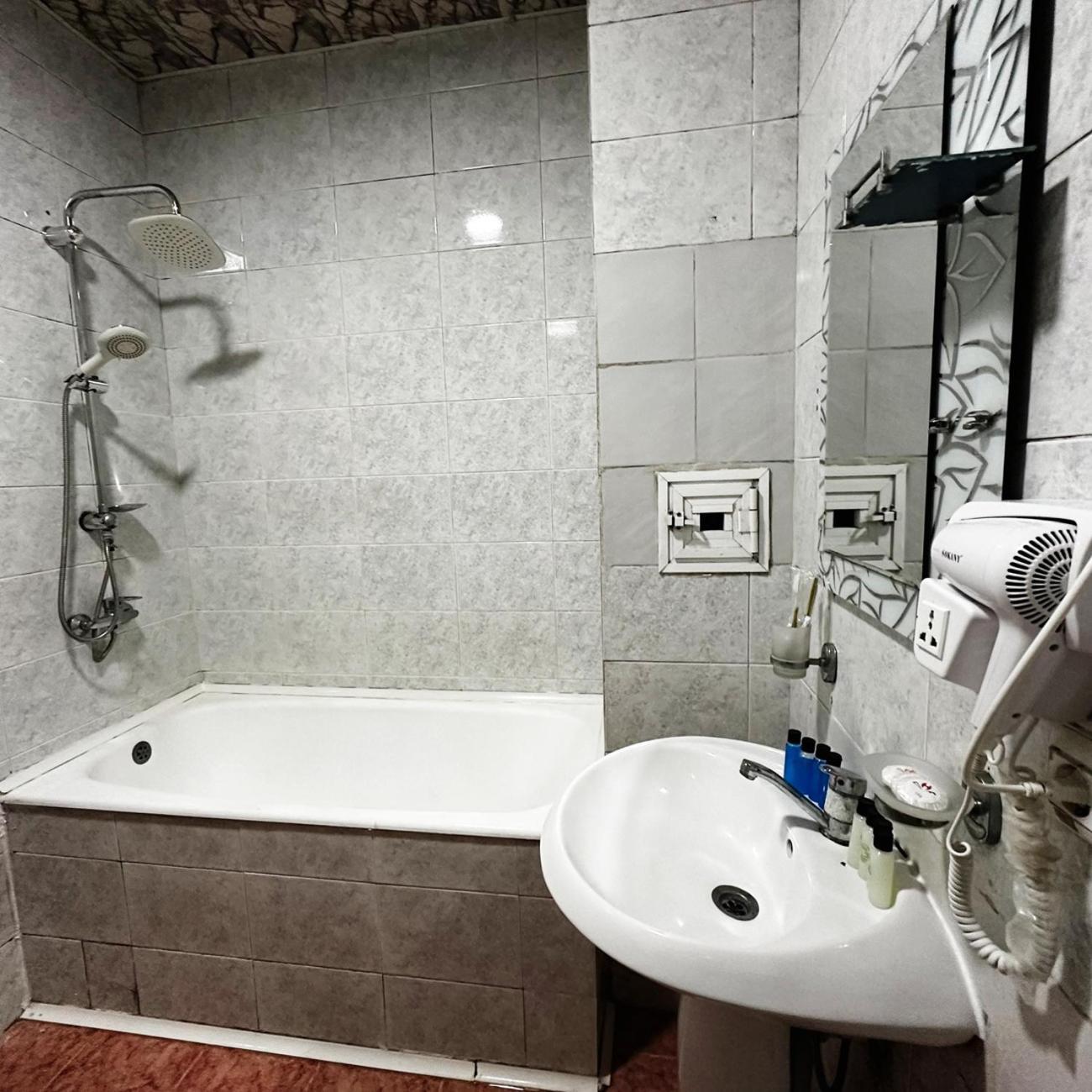 Avi Hotel Bakoe Buitenkant foto