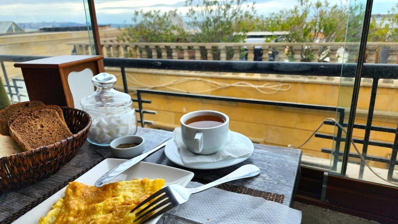 Avi Hotel Bakoe Buitenkant foto
