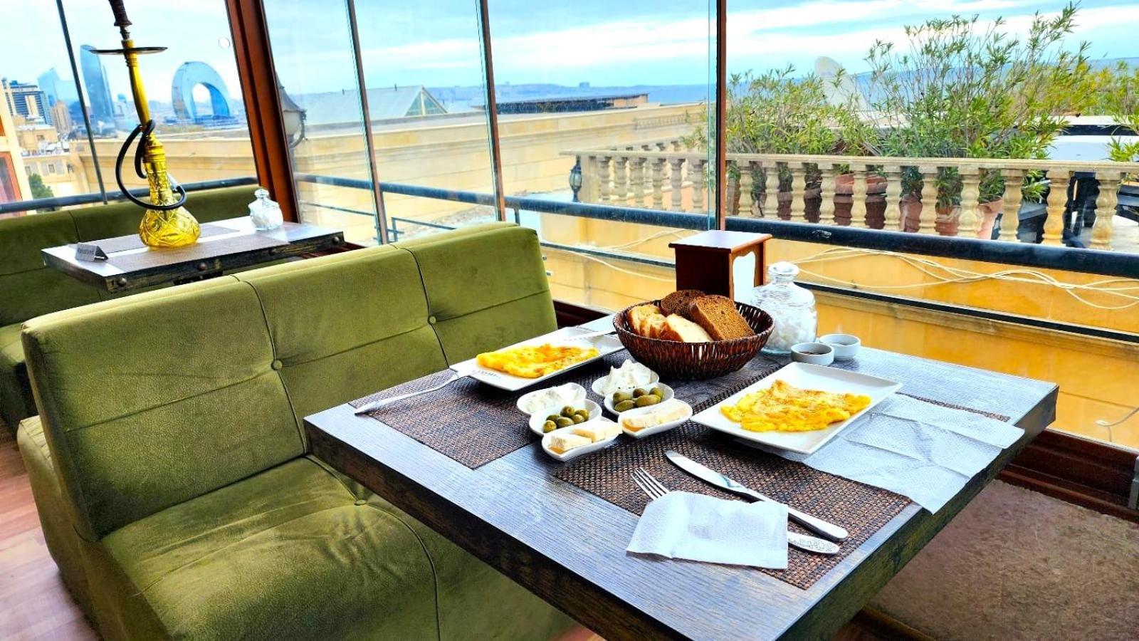 Avi Hotel Bakoe Buitenkant foto