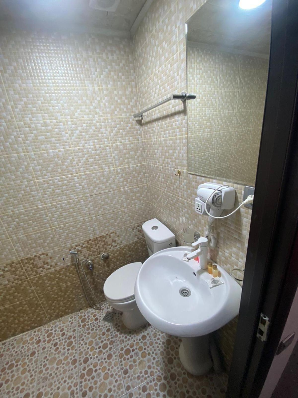 Avi Hotel Bakoe Buitenkant foto